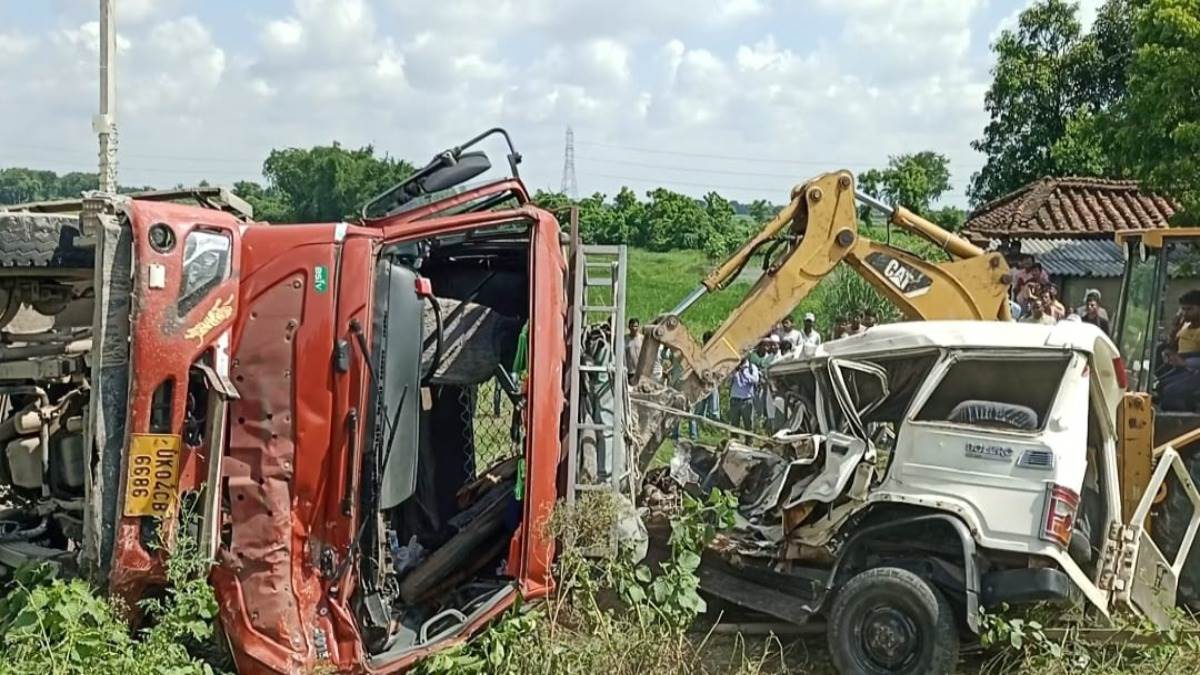 road accident news truck hit the bolero in ambedkarnagar one died and seven injured