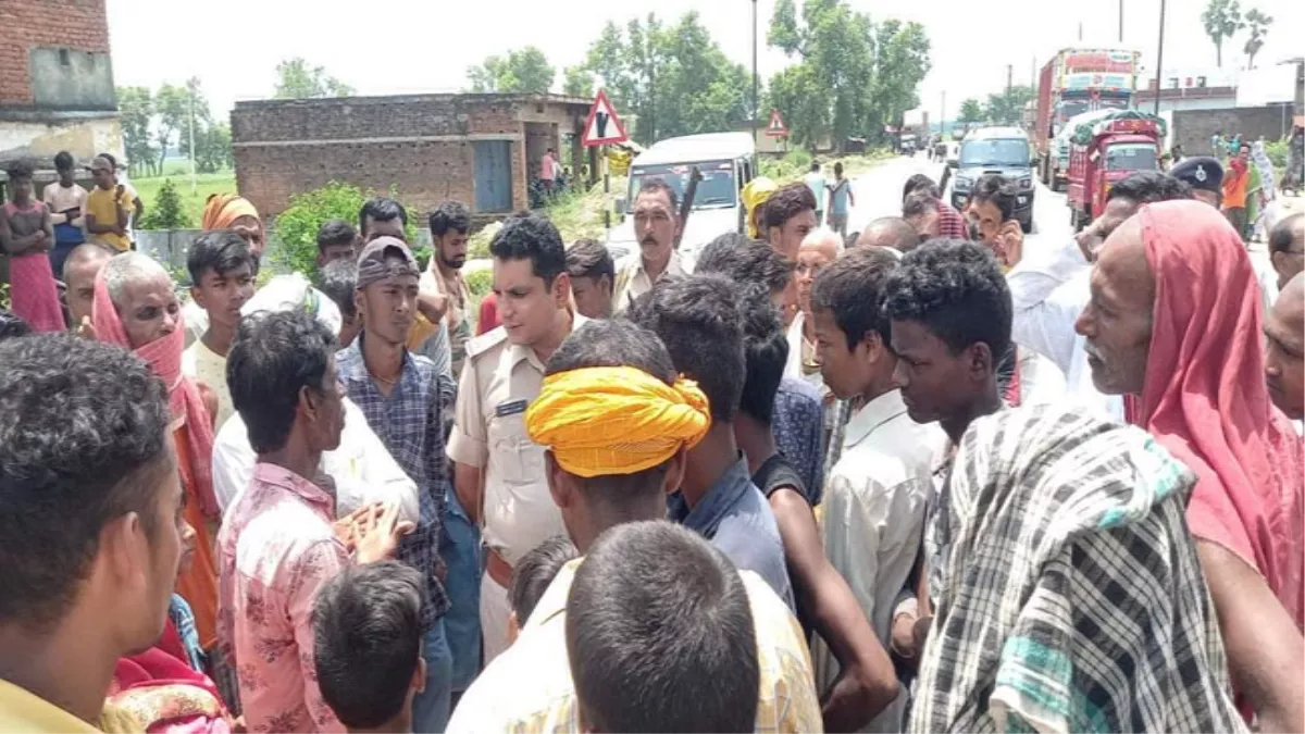 भोजपुर में अनियंत्रित बस ने किसान को रौंदा, मौत के बाद जमकर हंगामा; विरोध में सड़क की जाम