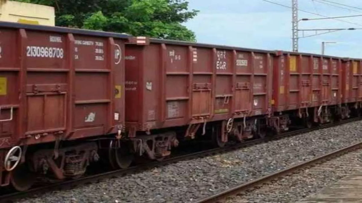 Indian Railway: बरेली में अजगर मालगाड़ी से डेढ़ घंटे बंद रही लालफाटक क्रासिंग, राहगीराें ने किया हंगामा