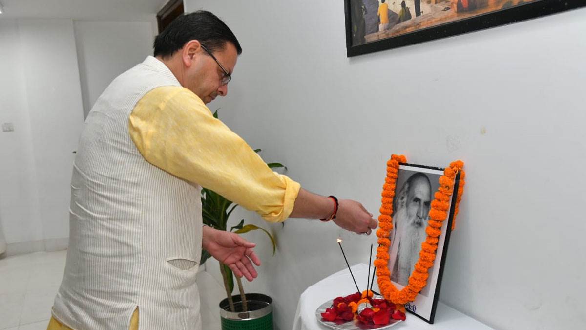 मुख्यमंत्री पुष्कर सिंह धामी ने स्व इंद्रमणि बडोनी की पुण्य तिथि पर उनके चित्र पर पुष्पांजलि अर्पित कर श्रद्धांजलि दी।