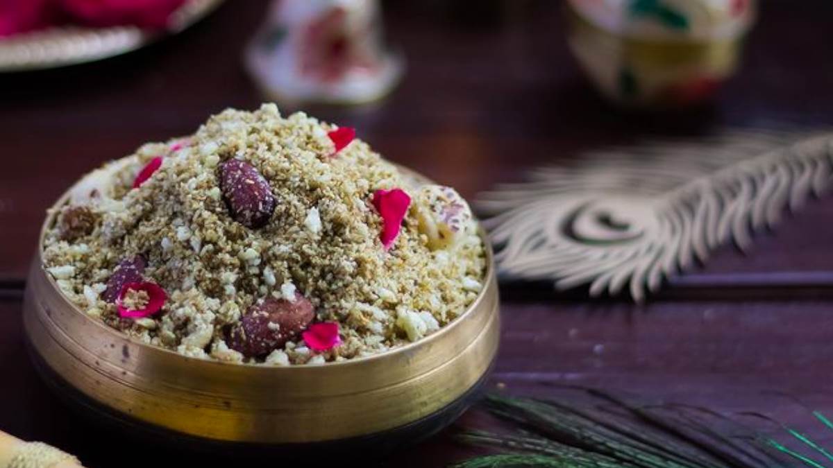 Janmashtami 2022 Dhaniya Panjiri Recipe: इन वजहों से भगवान को चढ़ाते हैं धनिया पंजीरी का प्रसाद, जानें इसकी रेसिपी - Janmashtami 2022 Dhaniya Panjiri Recipe why we offer Dhaniya Panjiri prasad on