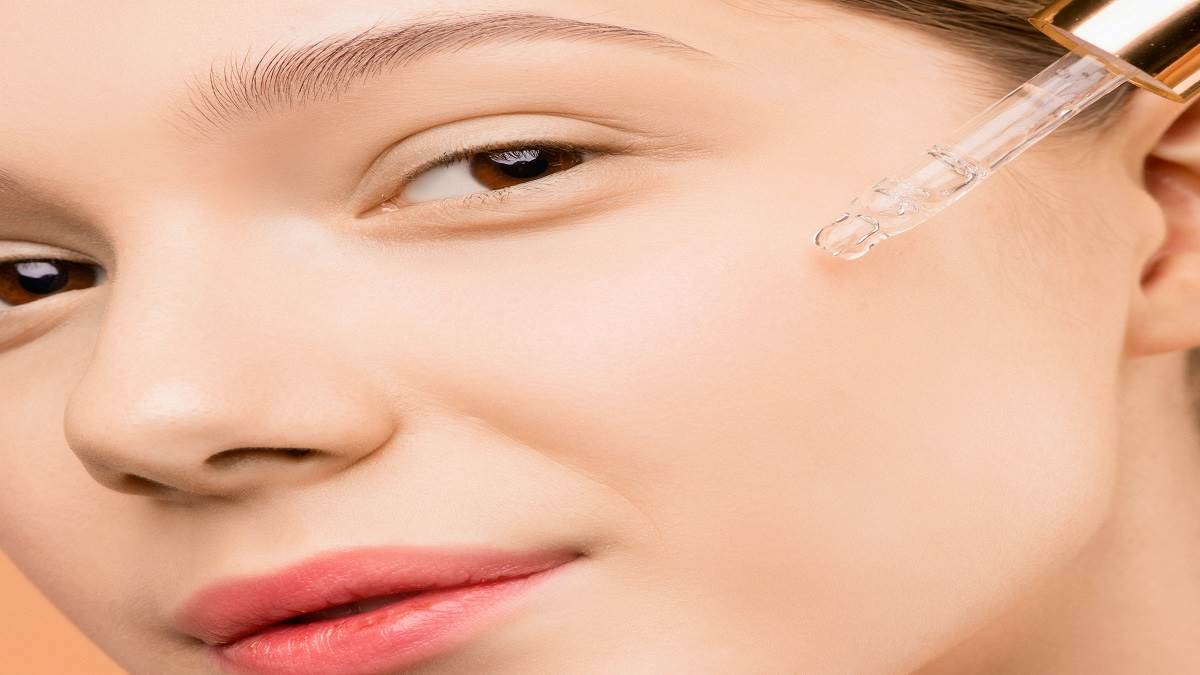 चमकती त्वचा पाने के लिए लगाएं ये Face Serum, रूखी और बेजान त्वचा को बोलें टाटा