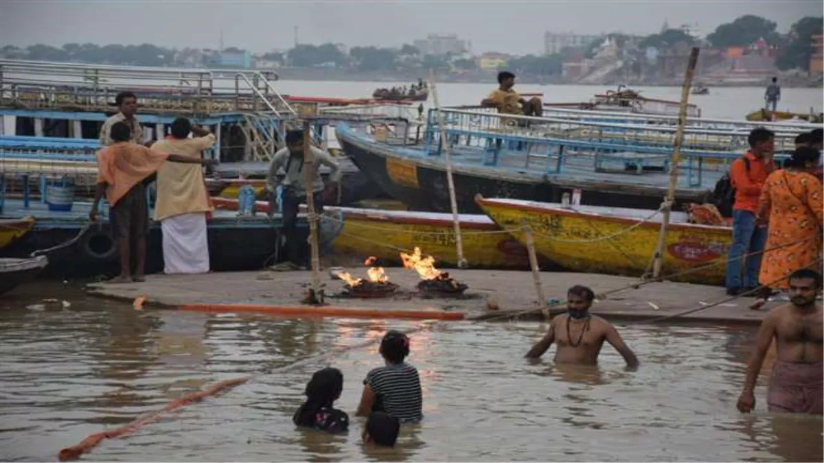 Flood in Ganga River : वाराणसी में गंगा का रुख बढ़ाव की ओर होने से वरुणा में पलट प्रवाह का खतरा