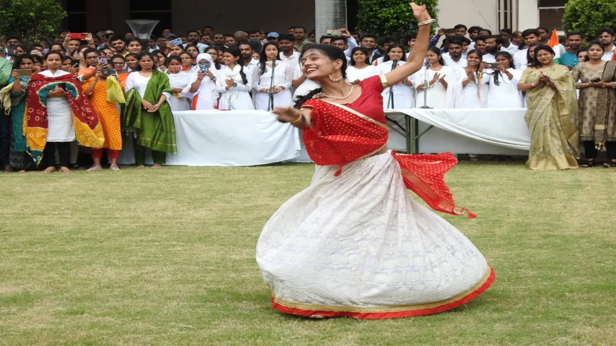 सांस्कृतिक कार्यक्रम के बीच शहर से गांव तक मना स्वतंत्रता दिवस का जश्न
