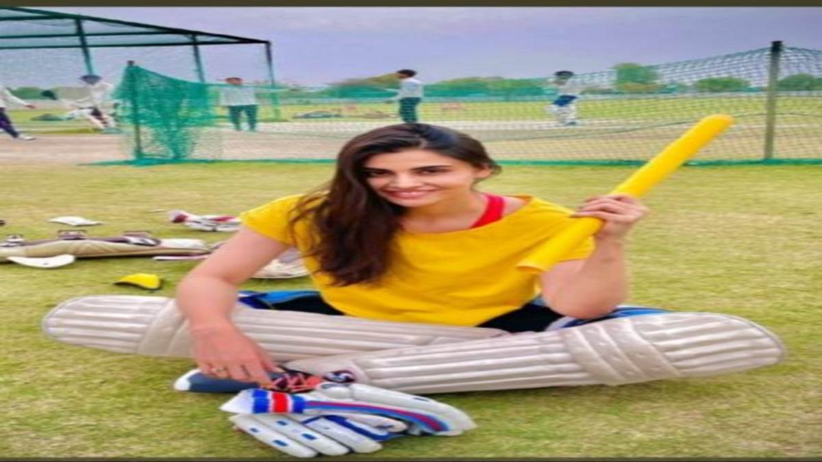 cricketer deepak chahar sister malti chahar is going to enter bollywood by the film ishq pashmina