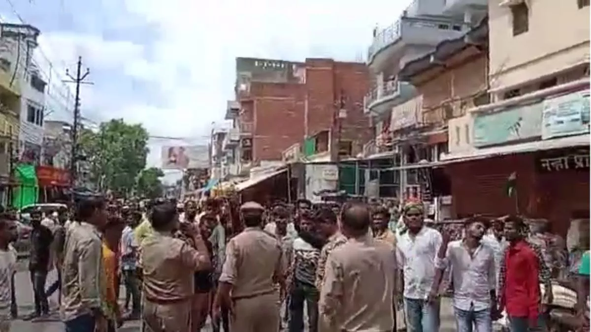 Lucknow News: दो दारोगाओं की लापरवाही से तिरंगा यात्रा में हुआ था बवाल, लाइन हाजिर