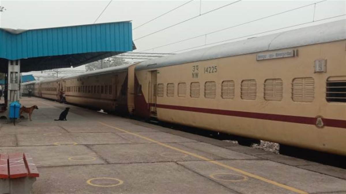 गोरखपुर की तरफ जा रही साबरमती एक्सप्रेस ट्रेन मीरजापुर में रुकी।