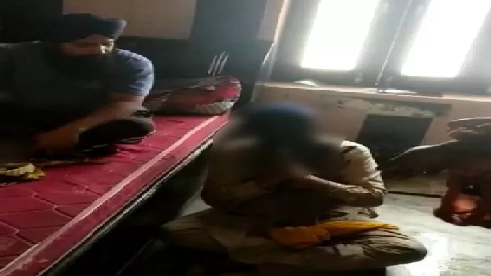 मालेरकोटला के गांव अब्दुलापुर चौहाणे में गुरुद्वारा साहिब का ग्रंथी हाथ जोड़कर छोड़ने की गुहार लगाता हुआ।