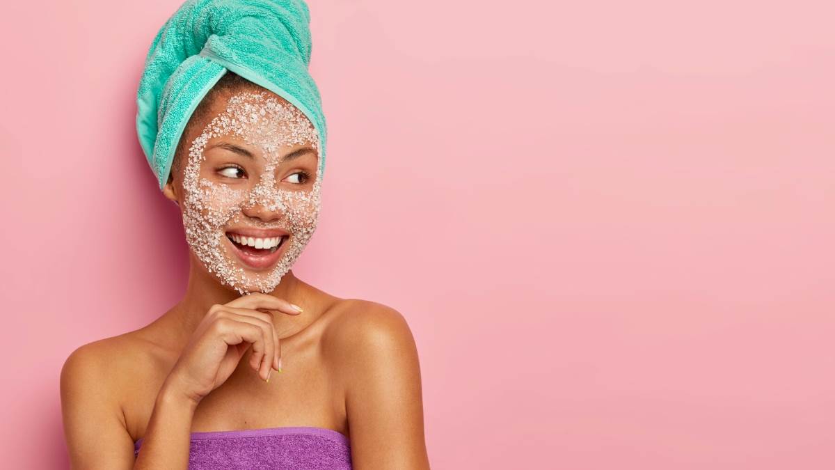 Best Body Scrubs बॉडी पर जमी गंदगी हटाने और त्वचा की चमक बढ़ाने के लिए