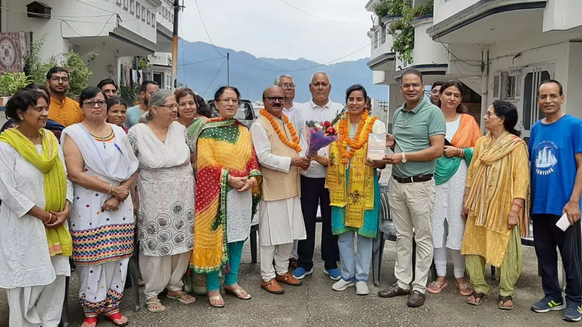 Rishikesh News: तारणी नौका से दुनिया का चक्कर लगाने वाली वर्तिका जोशी का सेवानिवृत्ति पर ऋषिकेश में स्वागत