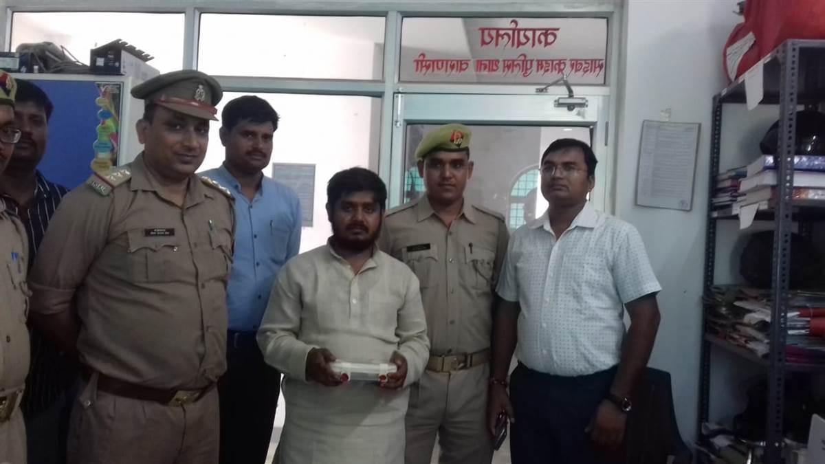 सारनाथ साइबर क्राइम पुलिस ने रेलमंत्री के फर्जी निजी सचिव को किया गिरफ्तार।