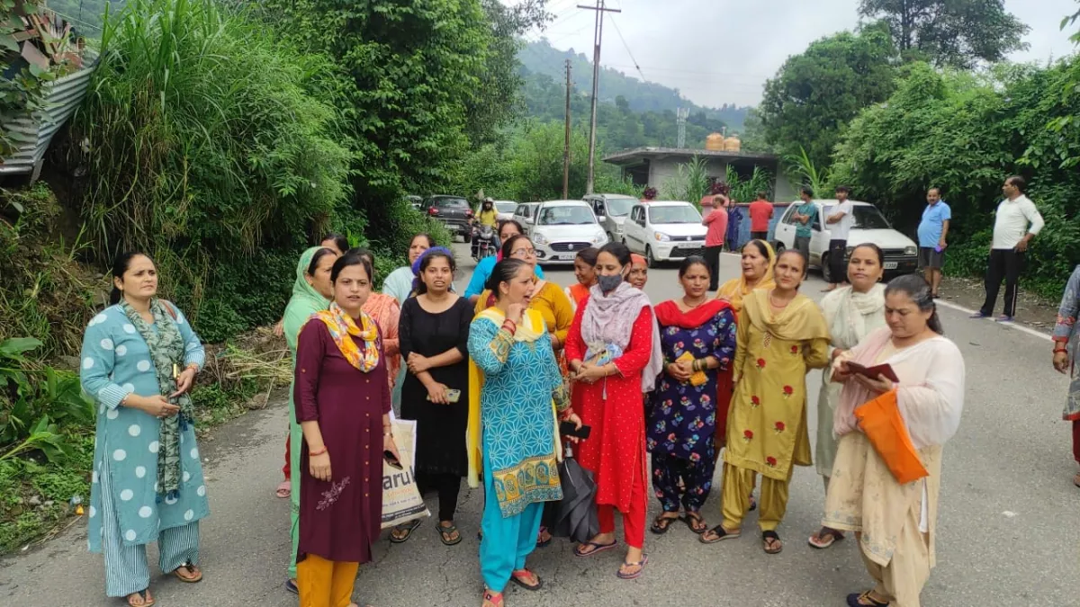 Video : जोगेंद्रनगर में शराब के ठेके के विरोध में महिलाओं ने पठानकोट हाइवे कर दिया जाम, पुलिस से झड़प तनावपूर्ण माहौल