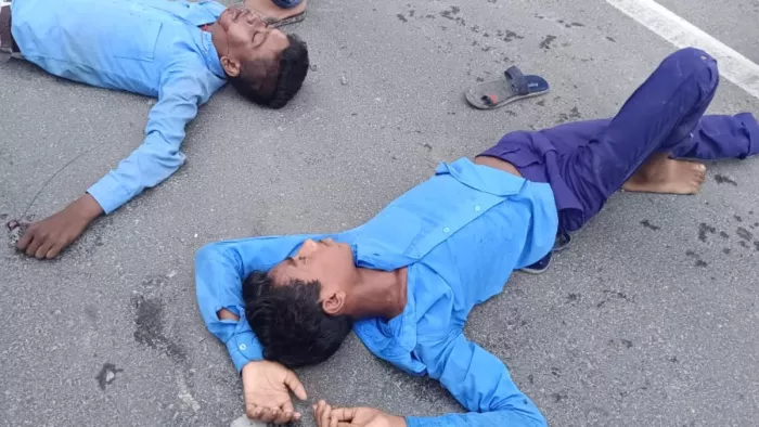 बेतिया में तेज रफ्तार वाहन ने स्कूली छात्रों को रौंदा। फोटो- जागरण
