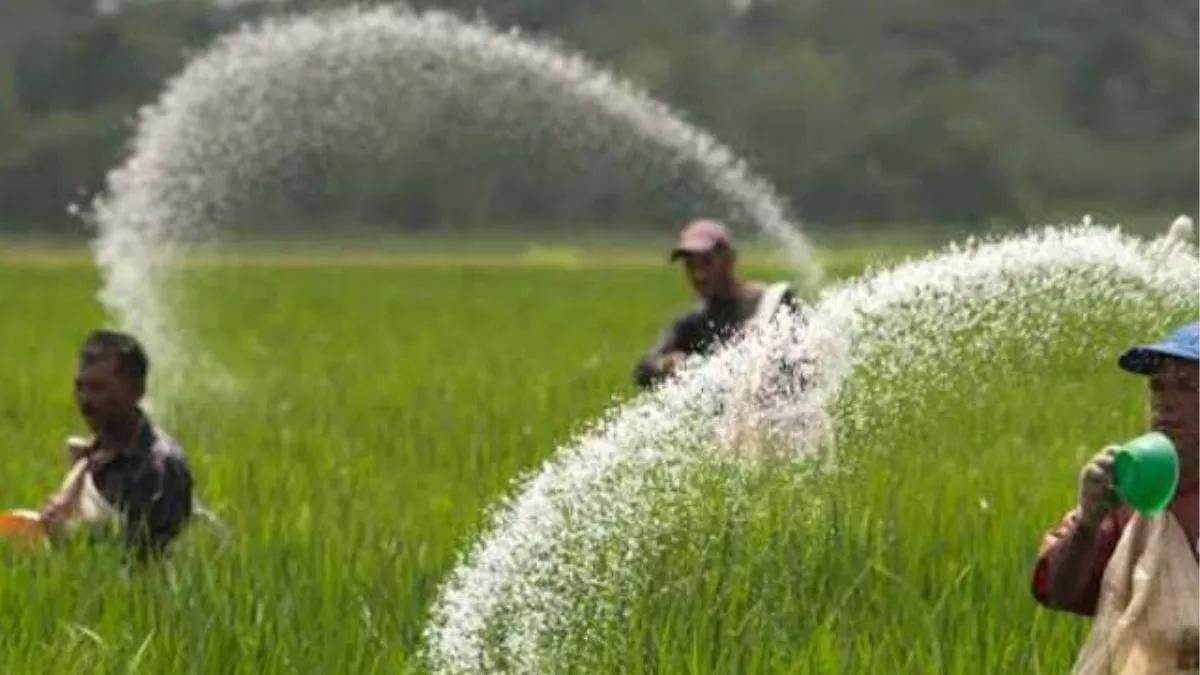 https://www.jagranimages.com/images/newimg/18082023/18_08_2023-farmer_filled_fertilizer_23505101.jpg