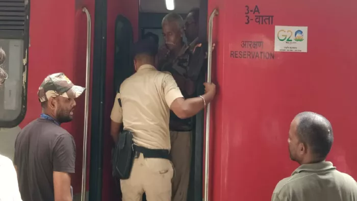 मुजफ्फरपुर जंक्शन प्लेटफार्म पर चेन पुल होने के बाद पहुंची पुलिस।