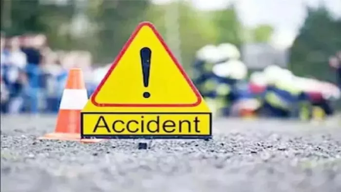 पाकुड़ में टोटो और बाइक में जोरदार भिड़ंत, मौके पर एक की मौत; आक्रोशितों ने सड़क जाम कर काटा बवाल