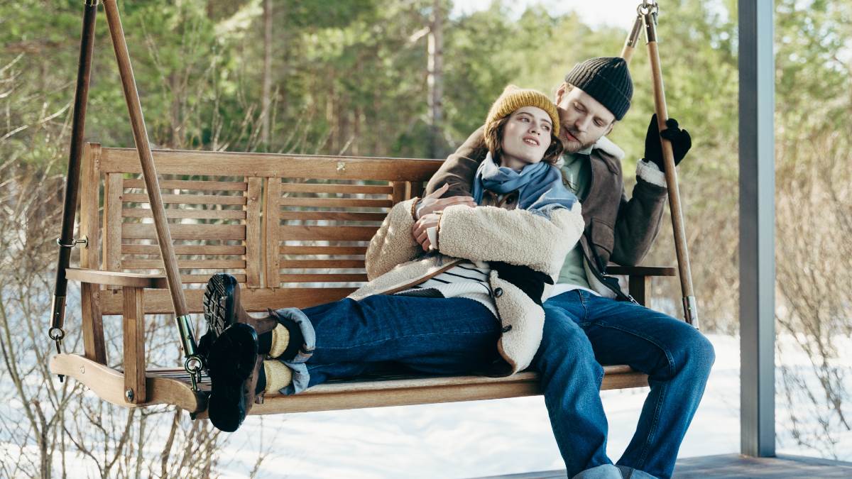 Wooden Swing For Home: बालकनी और गार्डन को बनाना है खूबसूरत? तो घर लाये ये मजबूत लकड़ी से बने झूले