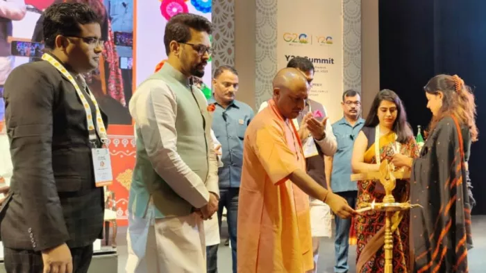 वाराणसी में वाई- 20 शिखर सम्मेलन में दीप प्रज्ज्वलित करते सीएम योगी व केंद्रीय मंत्री अनुराग ठाकुर। -जागरण