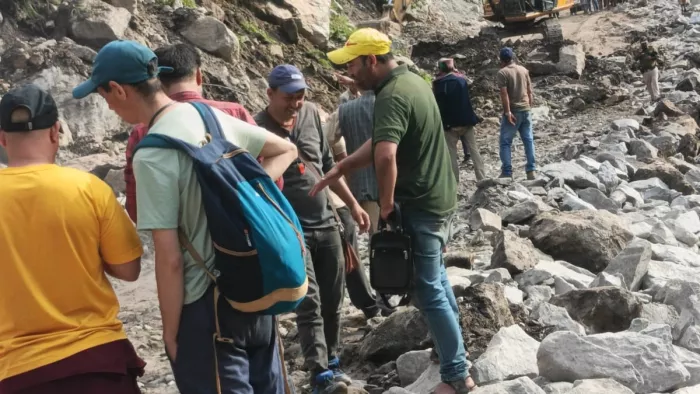 किन्नौर के निगुलसरी में राष्ट्रीय राजमार्ग को बहाल करती मशीनरी