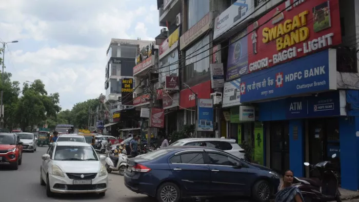 छत्तरपुर के 100 फुटा रोड पर शोरूम संचालित हो रहे हैं। फोटो- जागरण