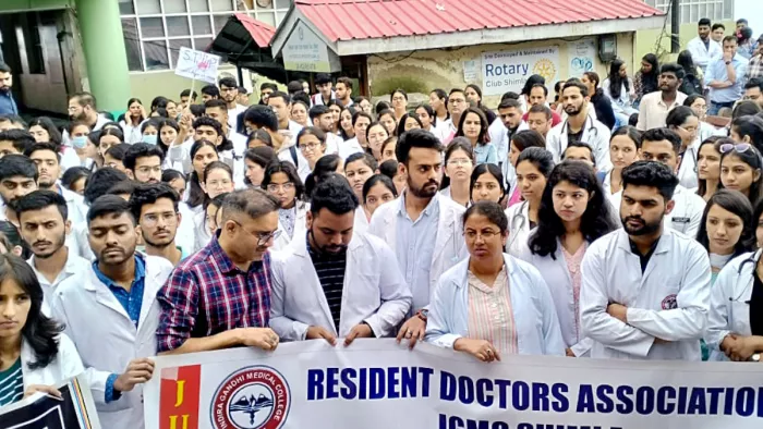 पश्चिम बंगाल में डॉक्टरों की हड़ताल अब भी जारी।