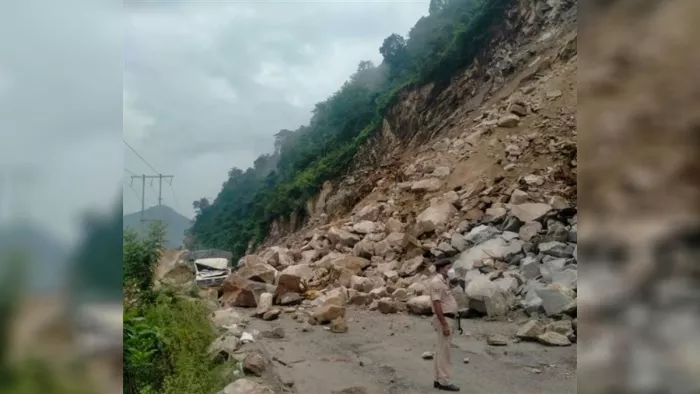 बिलासपुर के अतंर्गत चांदपुर का खेल मैदान में भूस्खलन जैसी स्थिति बनी हुई है (जागरण फाइल फोटो)