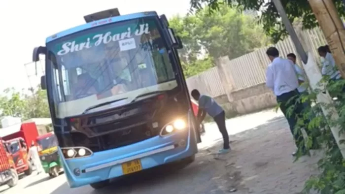 एआरटीओ कार्यालय के पीछे फिटनेस परीक्षण केंद्र होती वाहन की जांच। फोटो- जागरण