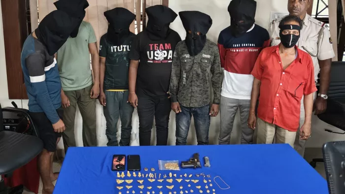 पुलिस की गिरफ्त में लूटे गए सामान सहित गिरफ्त में आए आरोपित