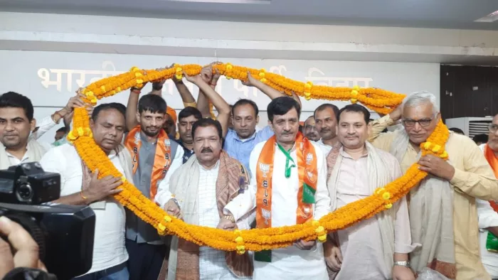 भाजपा की सदस्यता ग्रहण करने पर पूर्व विधायक सुनील पांडेय का अभिनंदन करते पार्टी कार्यकर्ता।