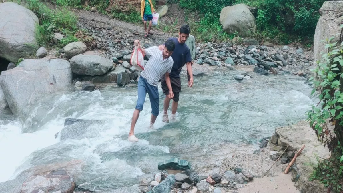 Champawat News: धौन रोड से बड़ौली तक की सड़क नाले में तब्दील, ग्रामीण परेशान, पैदल आना-जाना भी मुश्किल