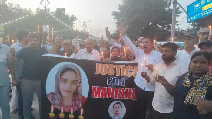 शिक्षिका मनीषा के हत्यारों को पकड़ने के लिए निकाला कैंडिल मार्च।
