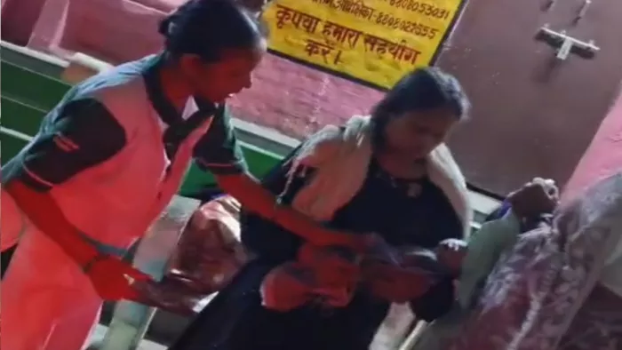 बच्चे के जन्म के बाद आनन-फानन प्रसूता को अस्पताल में भर्ती किया गया।
