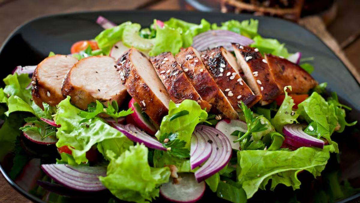 https://www.jagranimages.com/images/newimg/18082025/18_08_2025-chicken_salad_24015946.jpg