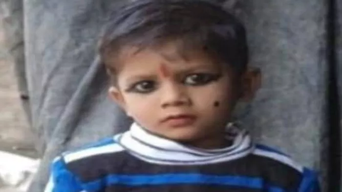 सोमवार को एक महिला ने अपने तीन बच्चों के साथ जहर खा लिया।
