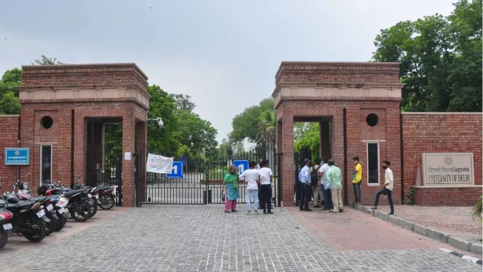 पहले से दूसरे साल में प्रोन्नत होने के लिए छात्र को अब लाने पड़ेंगे 28 क्रेडिट।