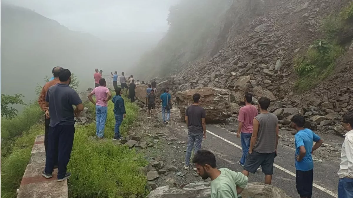 देवप्रयाग में भारी बार‍िश की वजह से ऋषिकेश-बदरीनाथ नेशनल हाईवे पर आया बोल्डर-मलबा, 12 घंटे बाधित रहा रास्‍ता