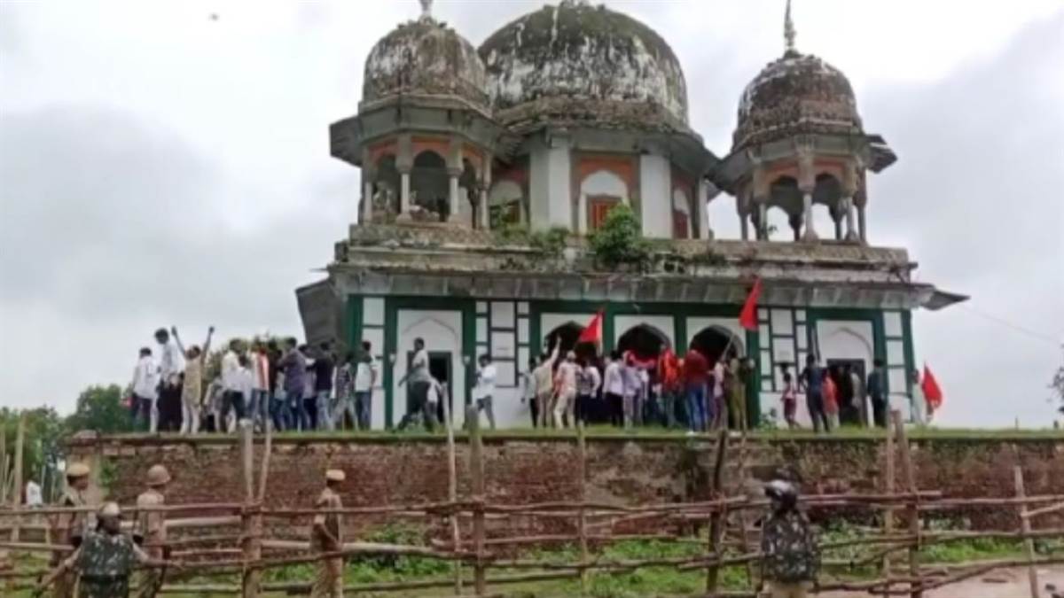 https://www.jagranimages.com/images/newimg/18082025/18_08_2025-fatehpur_tomb_dispute_3_24016691.jpg