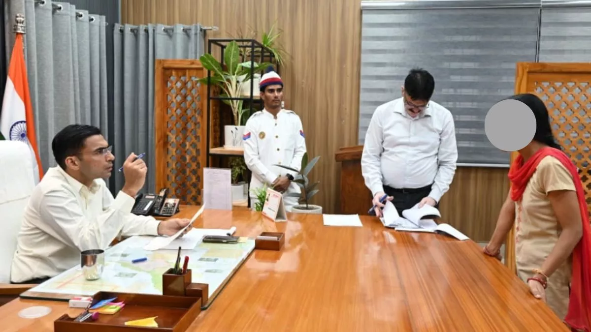 Dehradun News: बेटी की पढ़ाई के लिए आधी फीस कराई माफ... मां ने डीएम सविन बंसल से लगाई थी गुहार