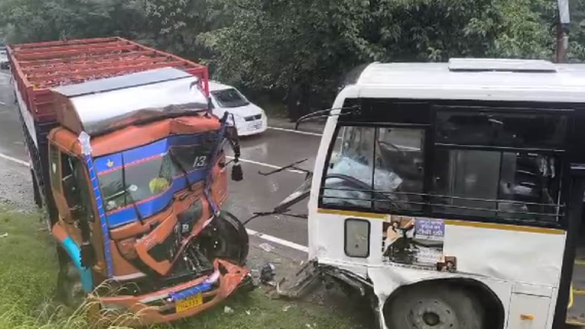 https://www.jagranimages.com/images/newimg/18082025/18_08_2025-ganderbal_road_accident_24016940.jpg