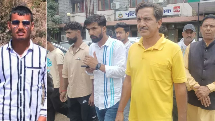 युवक का फाइल फोटो व हमीरपुर में एसपी से मिलने जाते स्वजन। जागरण
