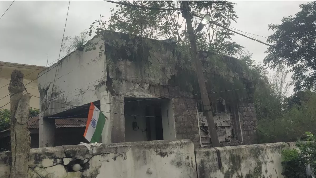 Jammu News: जर्जर इमारत में तैनात पुलिसकर्मी , खतरे में जान; प्रशासन बना मौन दर्शक