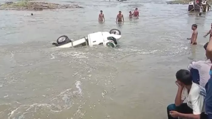 मध्य प्रदेश: पुल बना काल, नदी में बह गया ऑटो और फिर बाद में जो हुआ... आंखों पर भी नहीं होगी यकीन