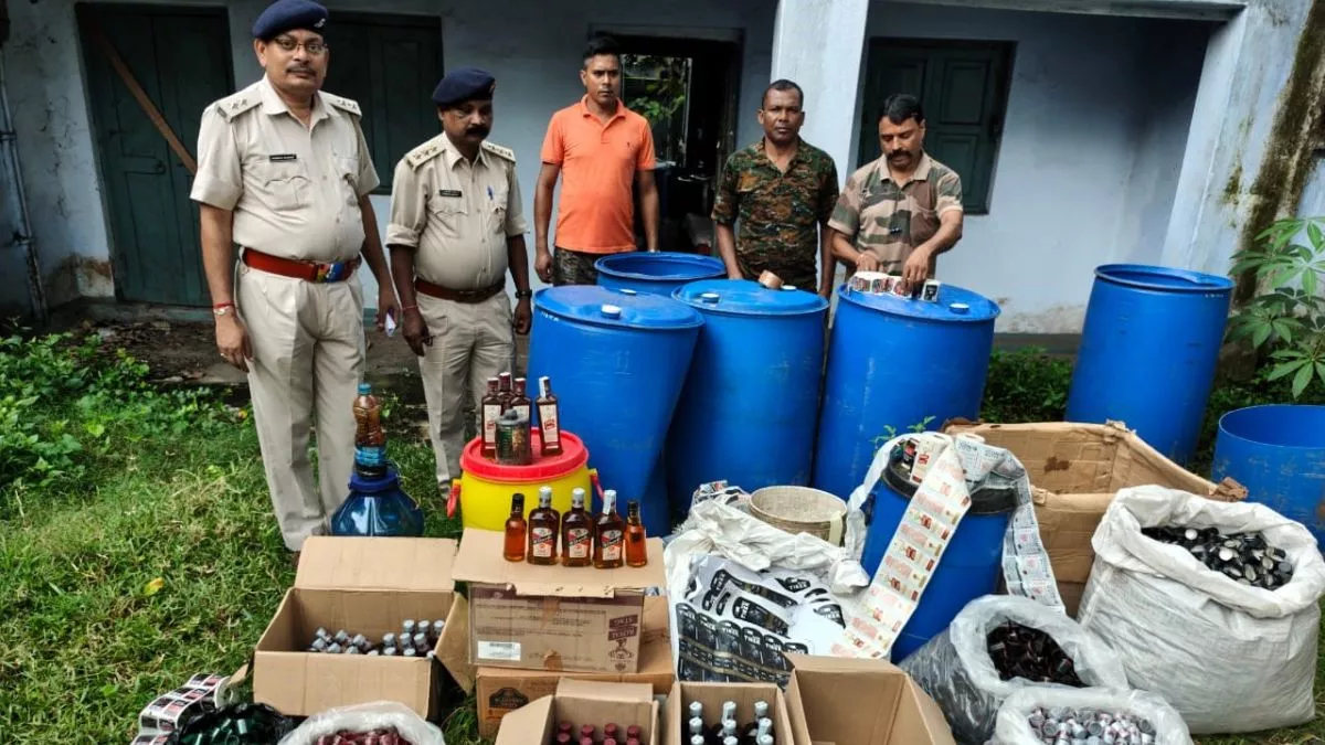 जमशेदपुर में मिनी शराब फैक्ट्री का भंडाफोड़, भारी मात्रा में नकली शराब बरामद