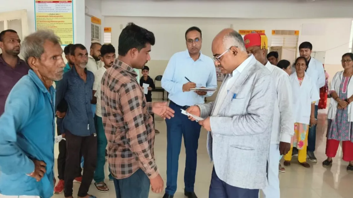 कानपुर के मझावन सीएचसी में पहुंचे डीएम, पैक रखी एक्सरे मशीन देख हुए नाराज