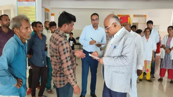 जिलाधिकारी जितेन्द्र प्रताप सिंह ने सीएचसी का निरीक्षण किया। जागरण