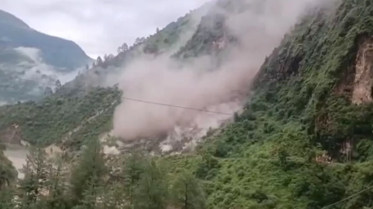 Himachal Landslide: कुल्लू के सैंज-लारजी मार्ग पर दरका पहाड़, मंजर देख लोगों की निकल गई चीख, VIDEO