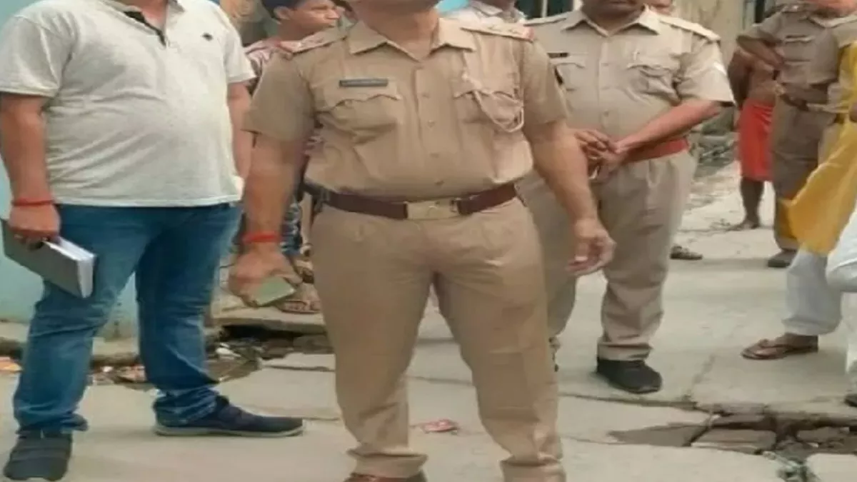 Ghaziabad: गांव में छापा पड़ते ही मच गया हड़कंप, दुकान-घर बंद कर भागे लोग; टीम ने 35 को पकड़ा