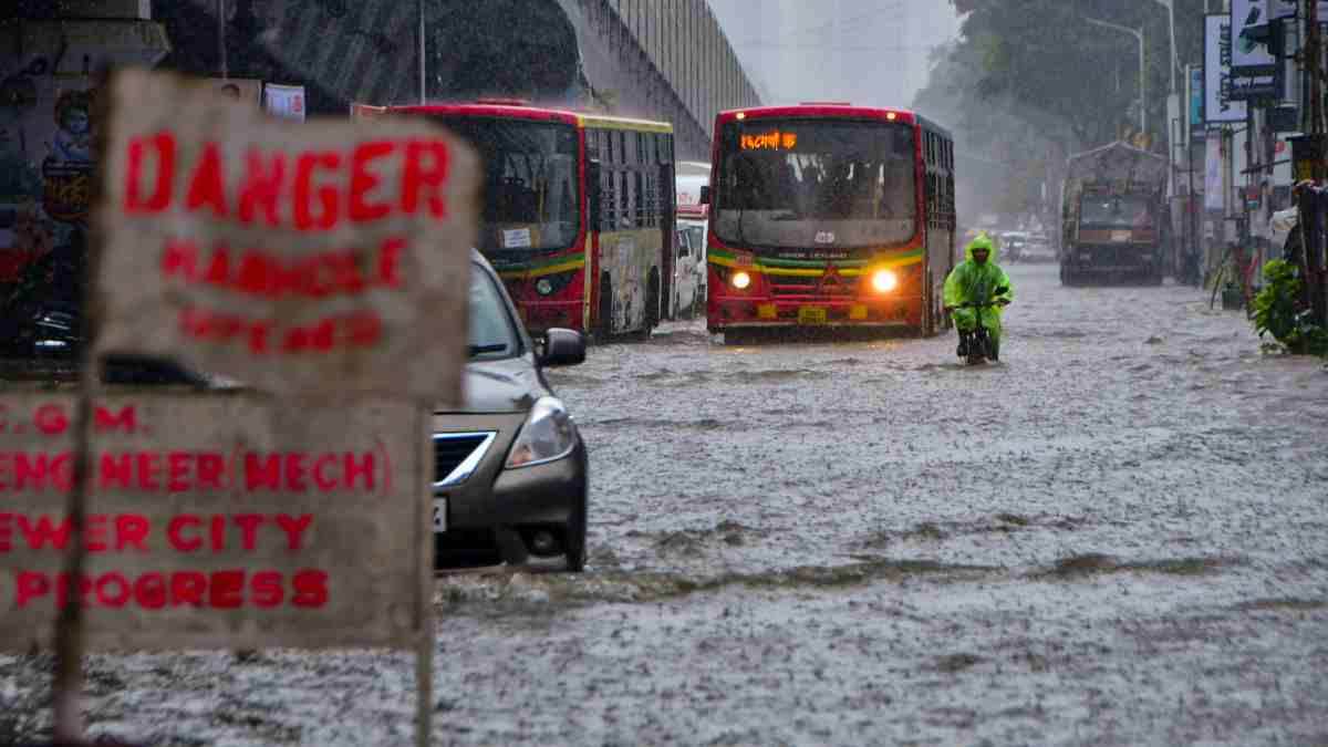 https://www.jagranimages.com/images/newimg/18082025/18_08_2025-mumbai_rain_3_24016626.jpg