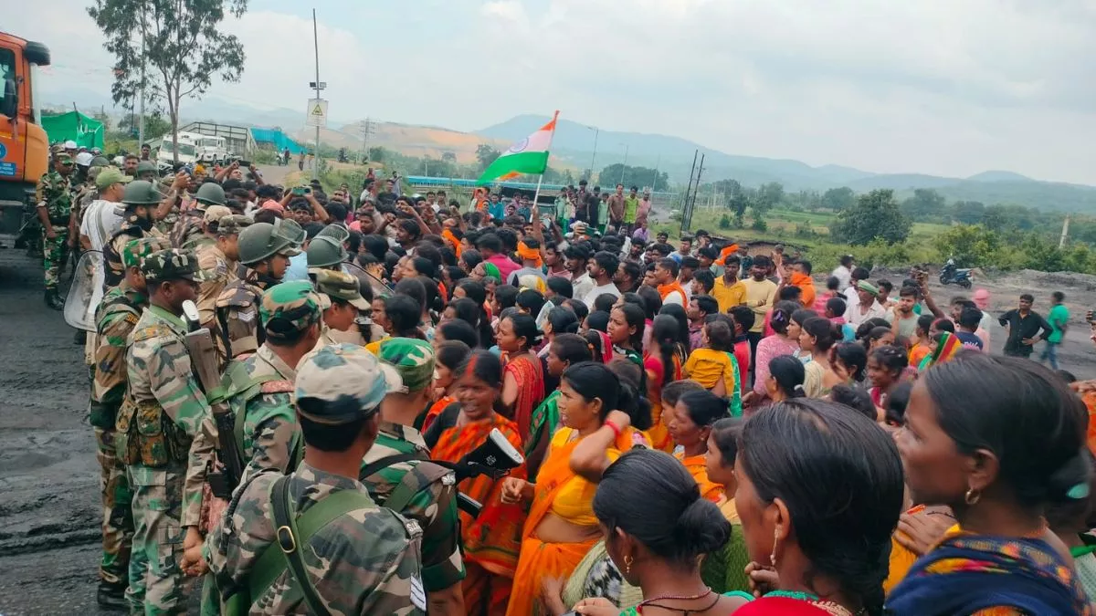बड़कागांव में ग्रामीणों का उग्र प्रदर्शन, कर्मचारी पैदल जाने को मजबूर;कंपनियों के सामने रखी ये मांगे