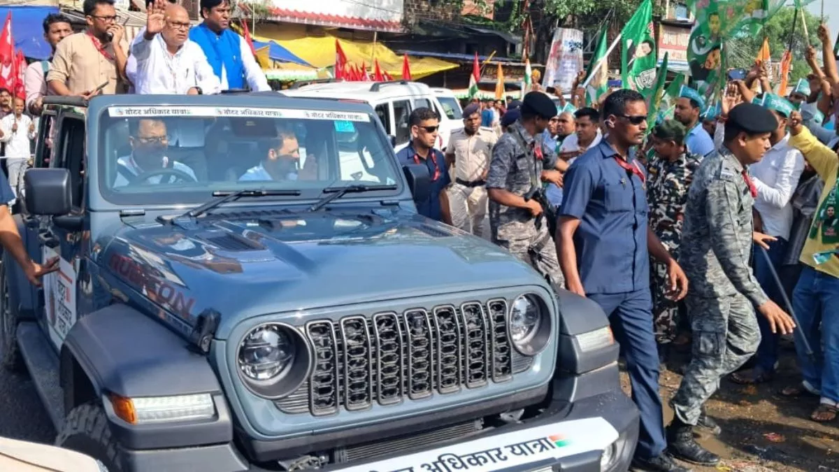 Bihar Politics: वोटर अधिकार यात्रा के दौरान देव सूर्य मंदिर पहुंचे राहुल-तेजस्वी, समर्थक करते रह गए इंतजार